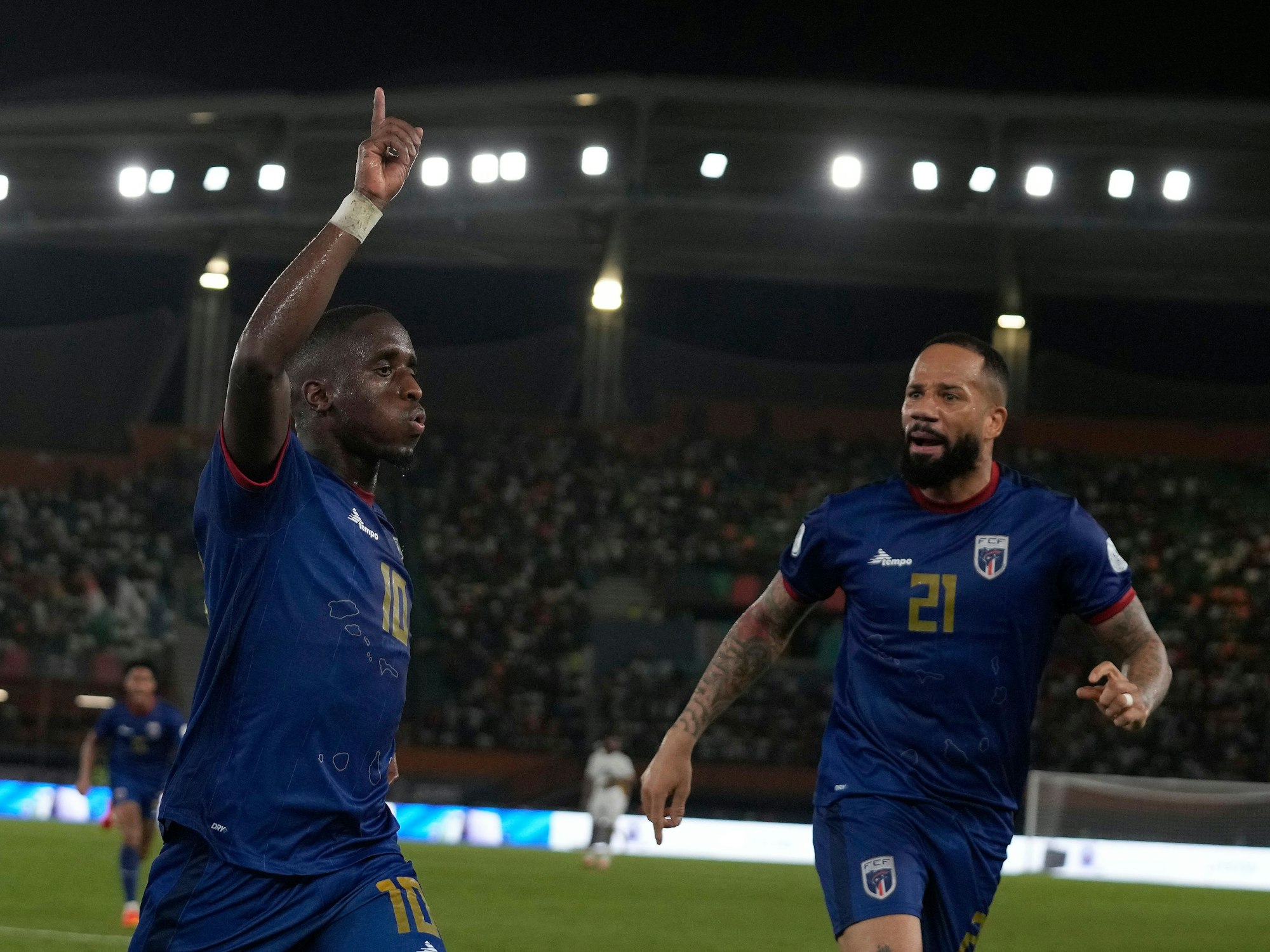 Spieler von Kap Verde bejubeln gemeinsam ein Tor.