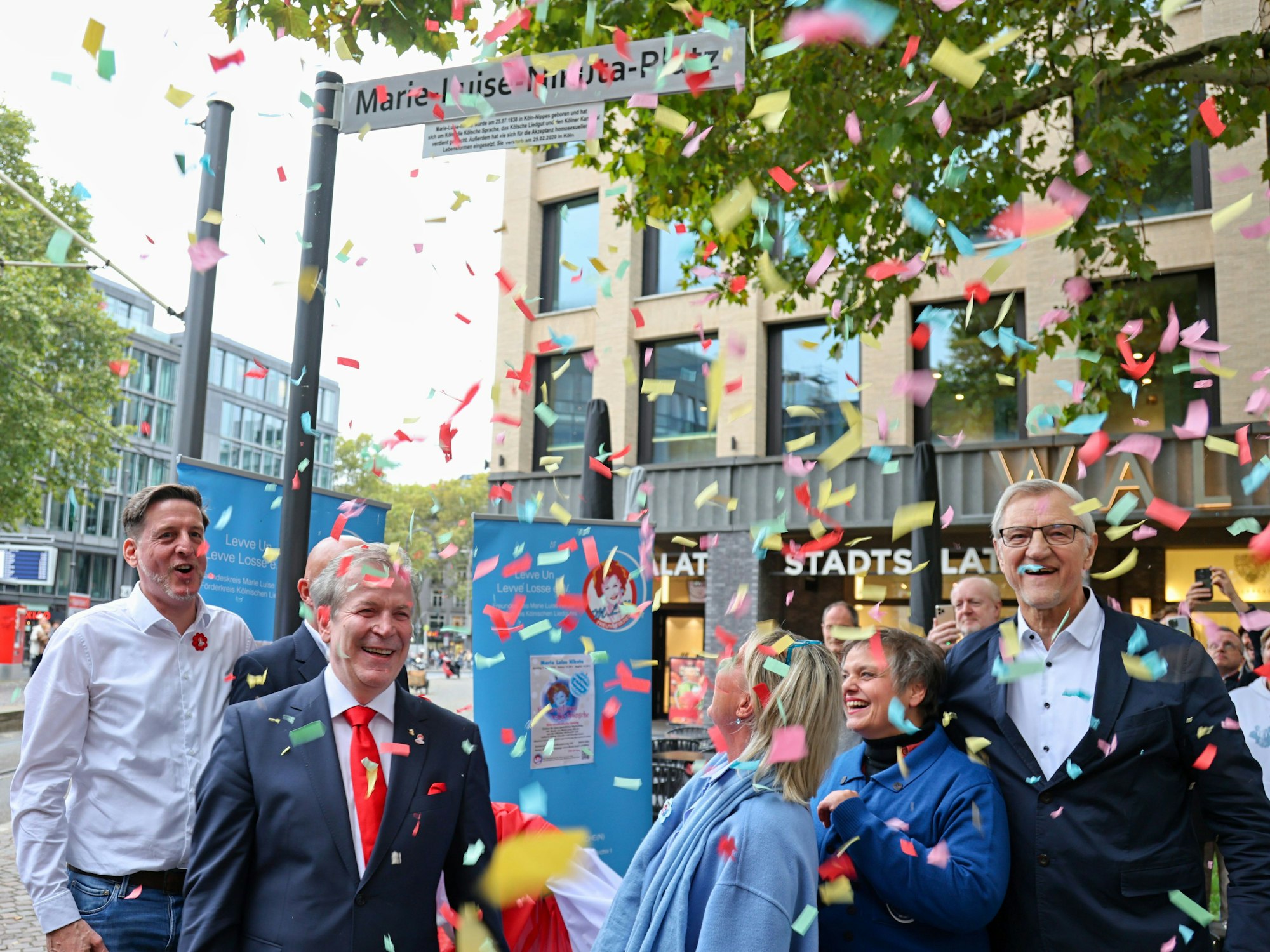 Die Einweihung des Marie-Luise-Nikuta-Platzes mit Konfetti.
