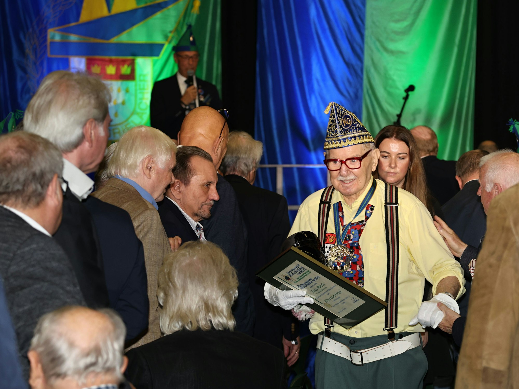 Jupp Menth geht nach seiner Rede durch den Saal.