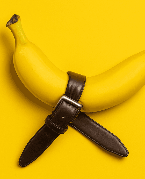 Banane mit einem Gürtel.