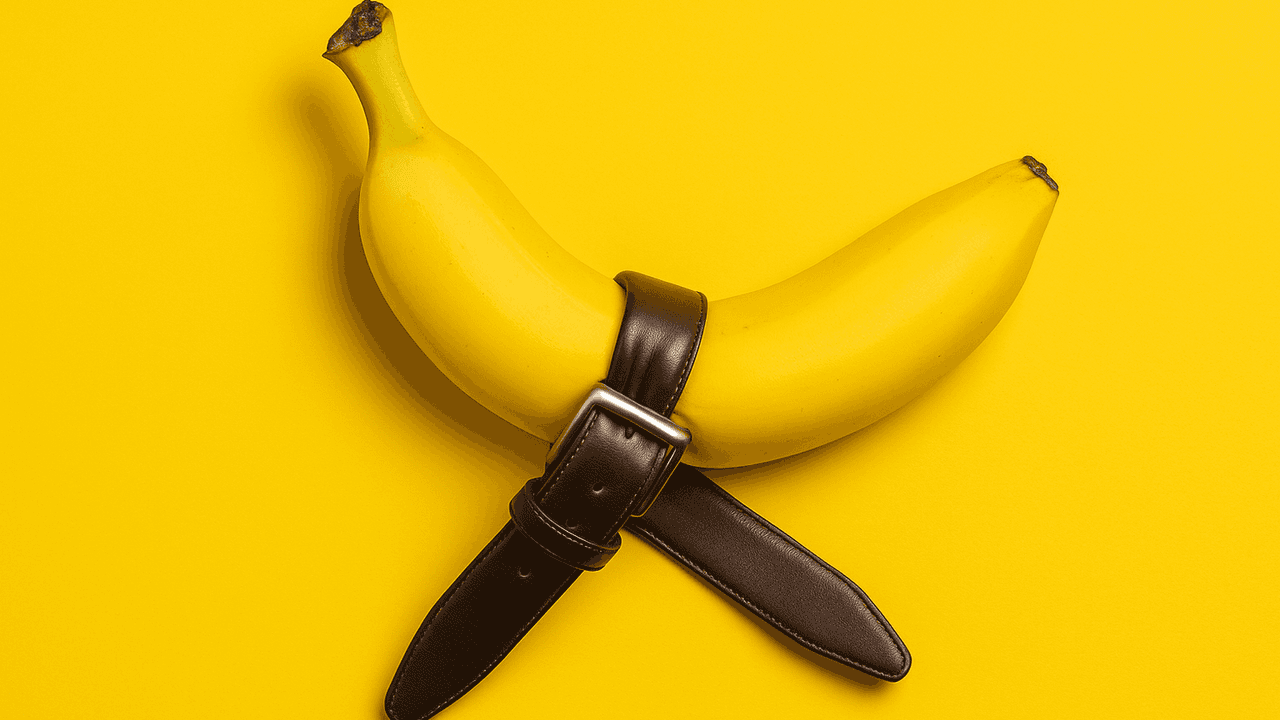 Banane mit einem Gürtel.