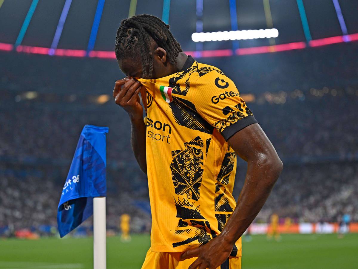 Yann Aurel Bisseck vergräbt sein Gesicht im Trikot.