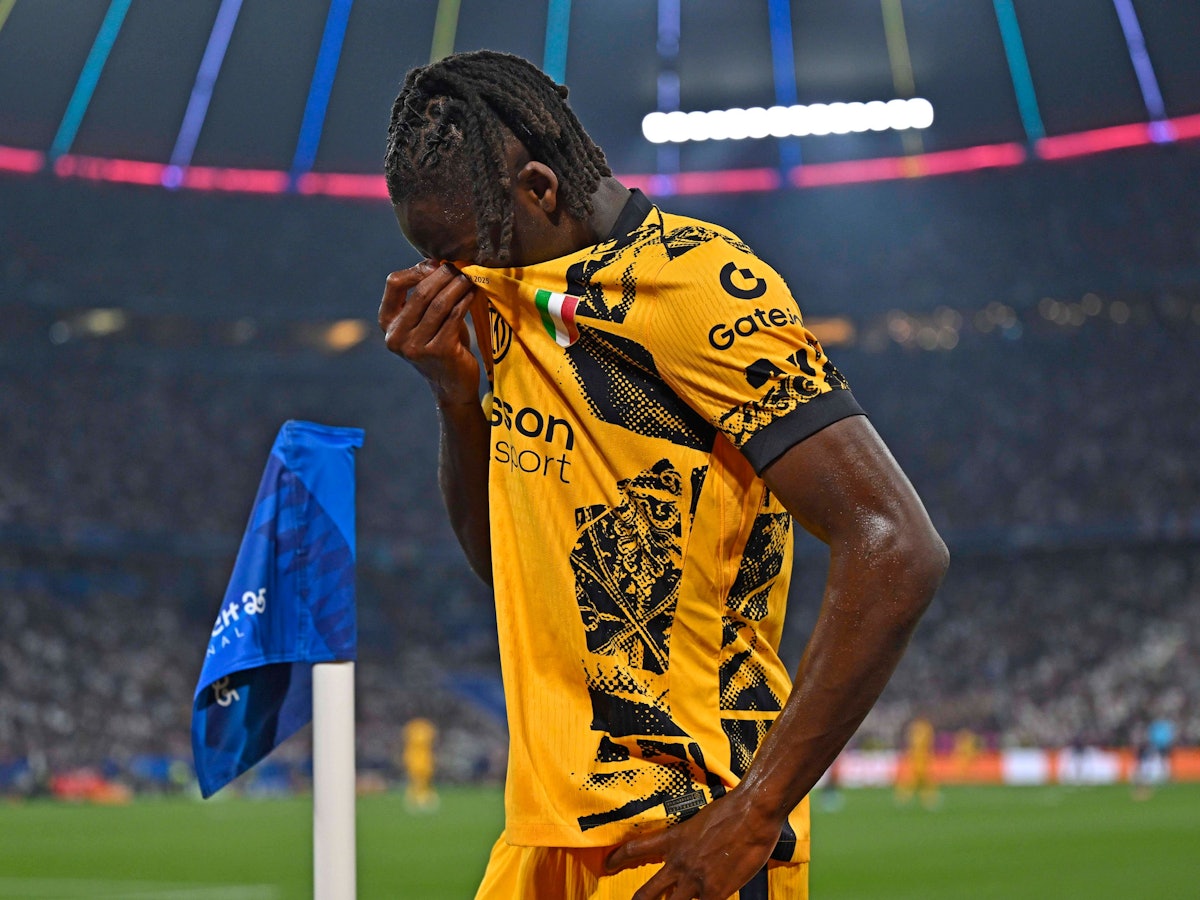 Yann Aurel Bisseck vergräbt sein Gesicht im Trikot.