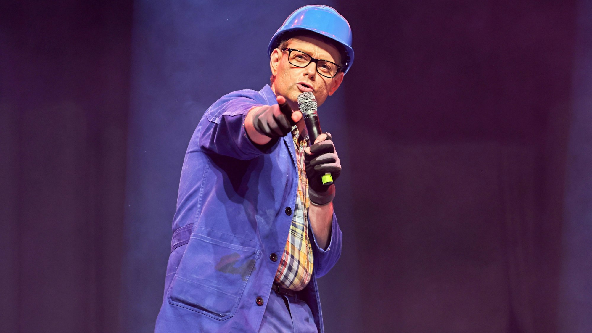 Handwerker Peters beim Auftritt auf der Bühne.