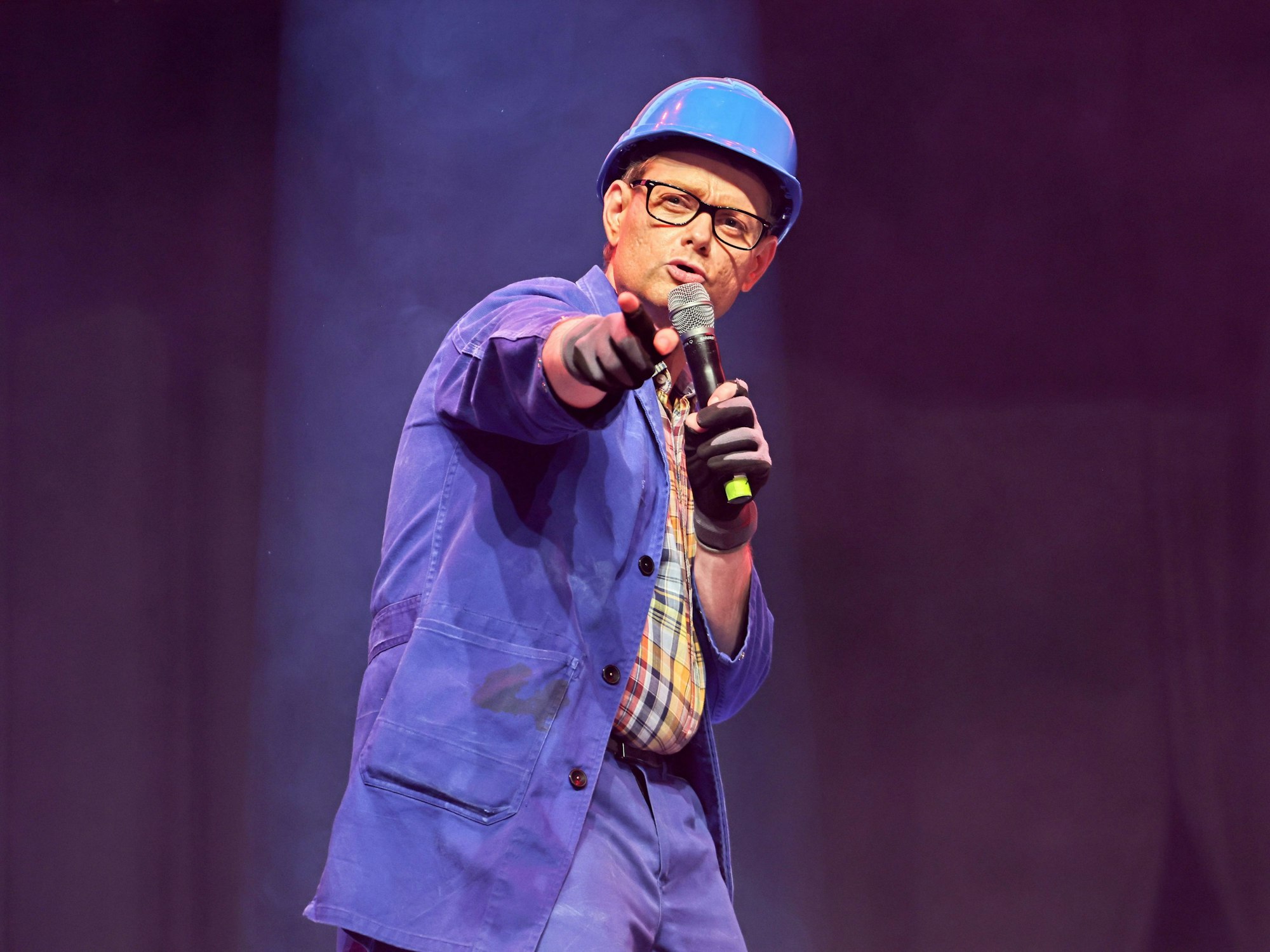 Handwerker Peters beim Auftritt auf der Bühne.