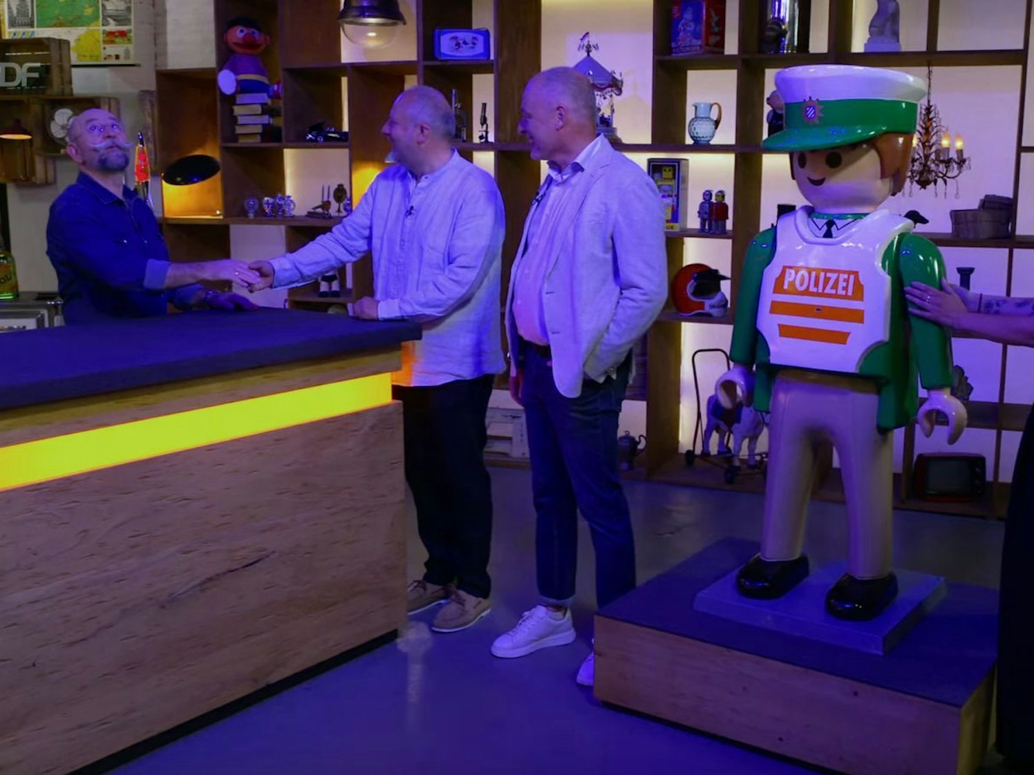 Horst Lichter konnte am Montag bei „Bares für Rares“ seine Begeisterung für einen Playmobil-Polizisten kaum zügeln. (Bild: ZDF)