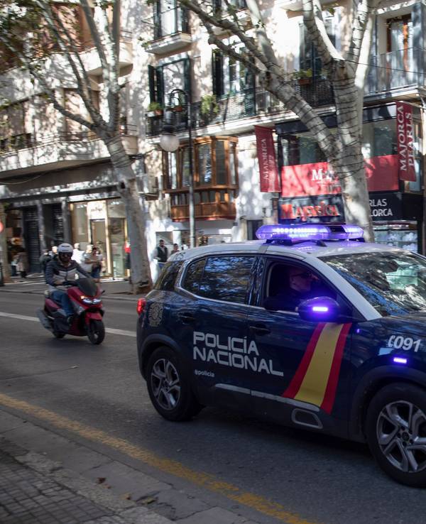 Ein Polizeiwagen fährt durch die Stadt.