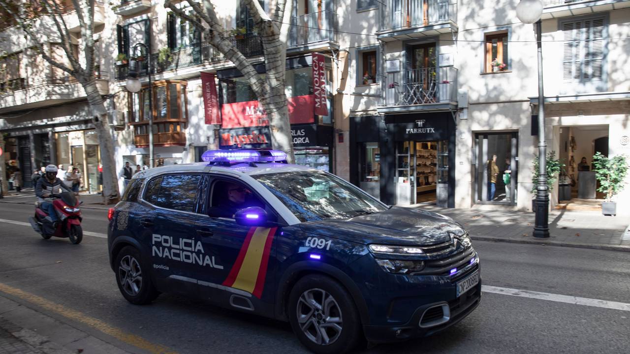 Ein Polizeiwagen fährt durch die Stadt.