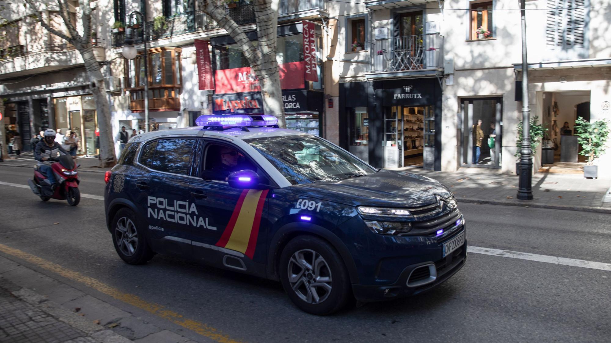Ein Polizeiwagen fährt durch die Stadt.