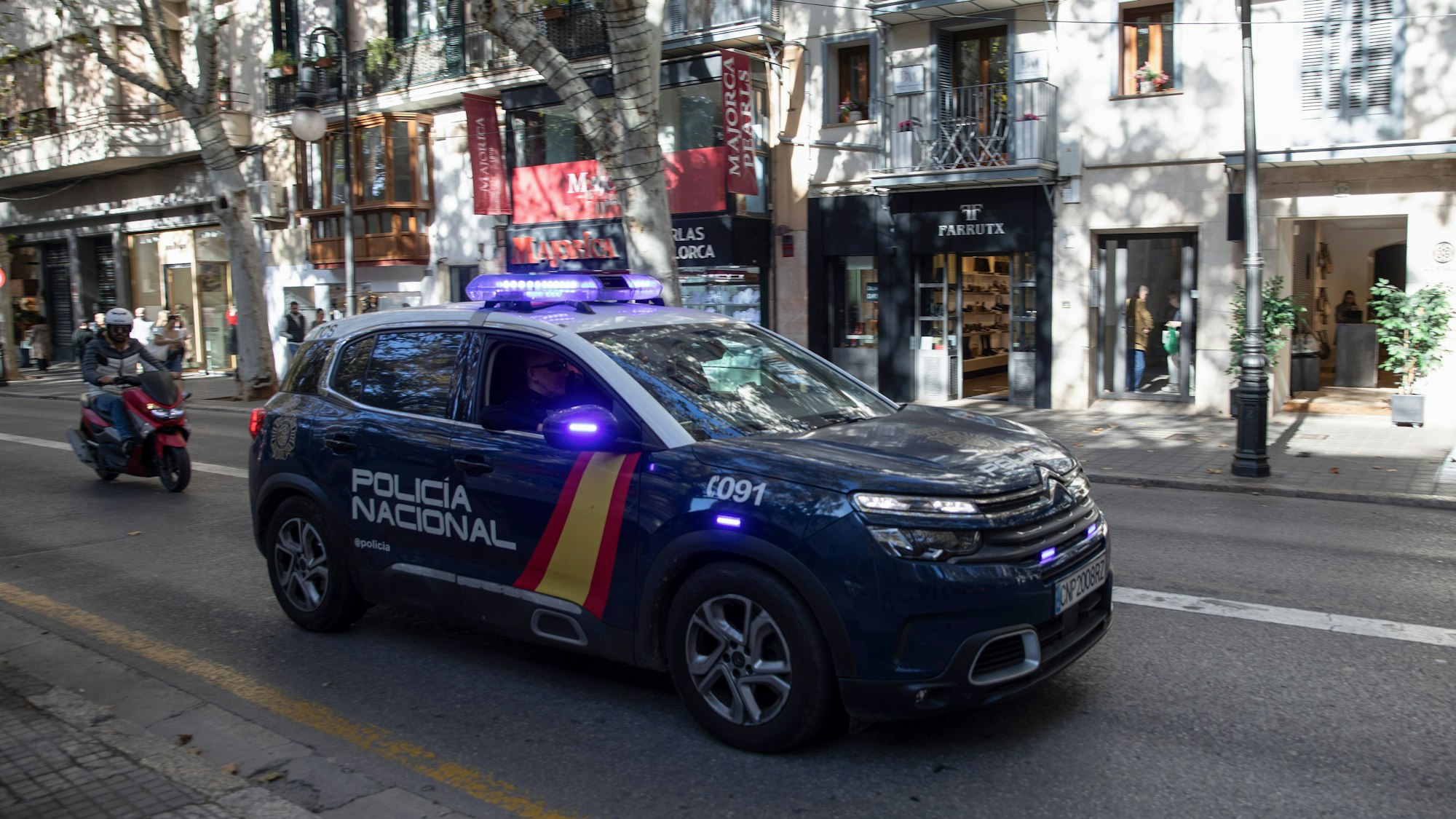 Ein Polizeiwagen fährt durch die Stadt.