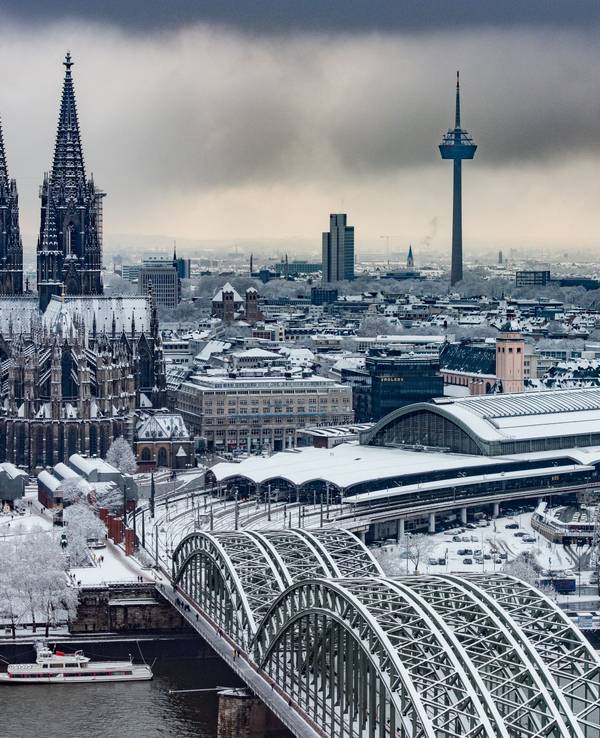 Die Hohenzollernbrücke, der Rhein, der Kölner Dom im verschneiten Köln nach einem Wintereinbruch 2019