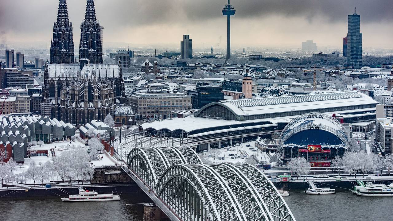 Die Hohenzollernbrücke, der Rhein, der Kölner Dom im verschneiten Köln nach einem Wintereinbruch 2019