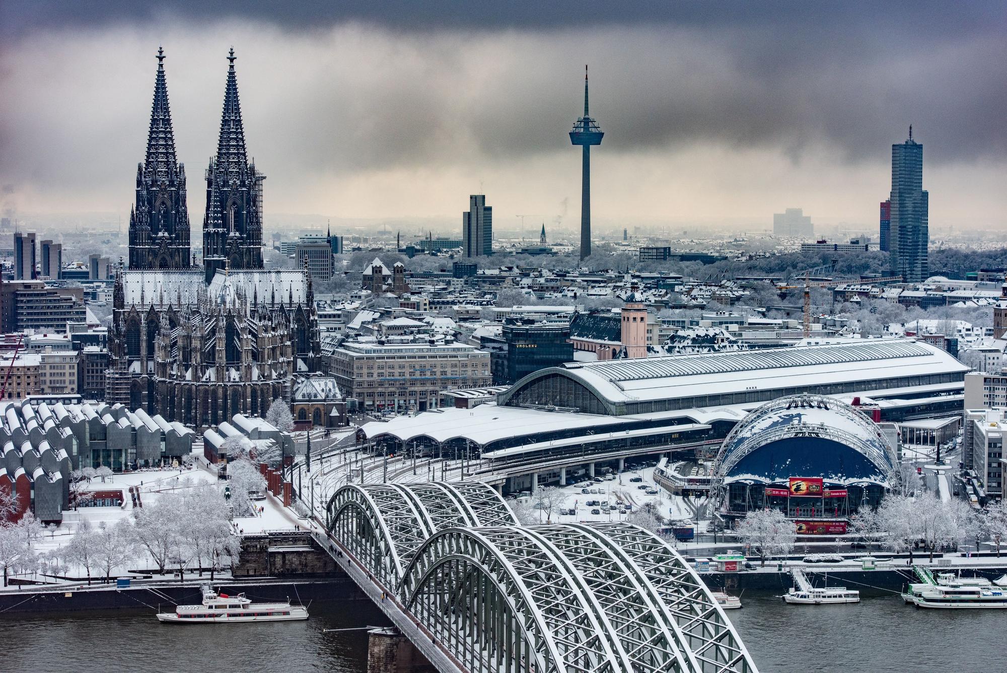 Die Hohenzollernbrücke, der Rhein, der Kölner Dom im verschneiten Köln nach einem Wintereinbruch 2019