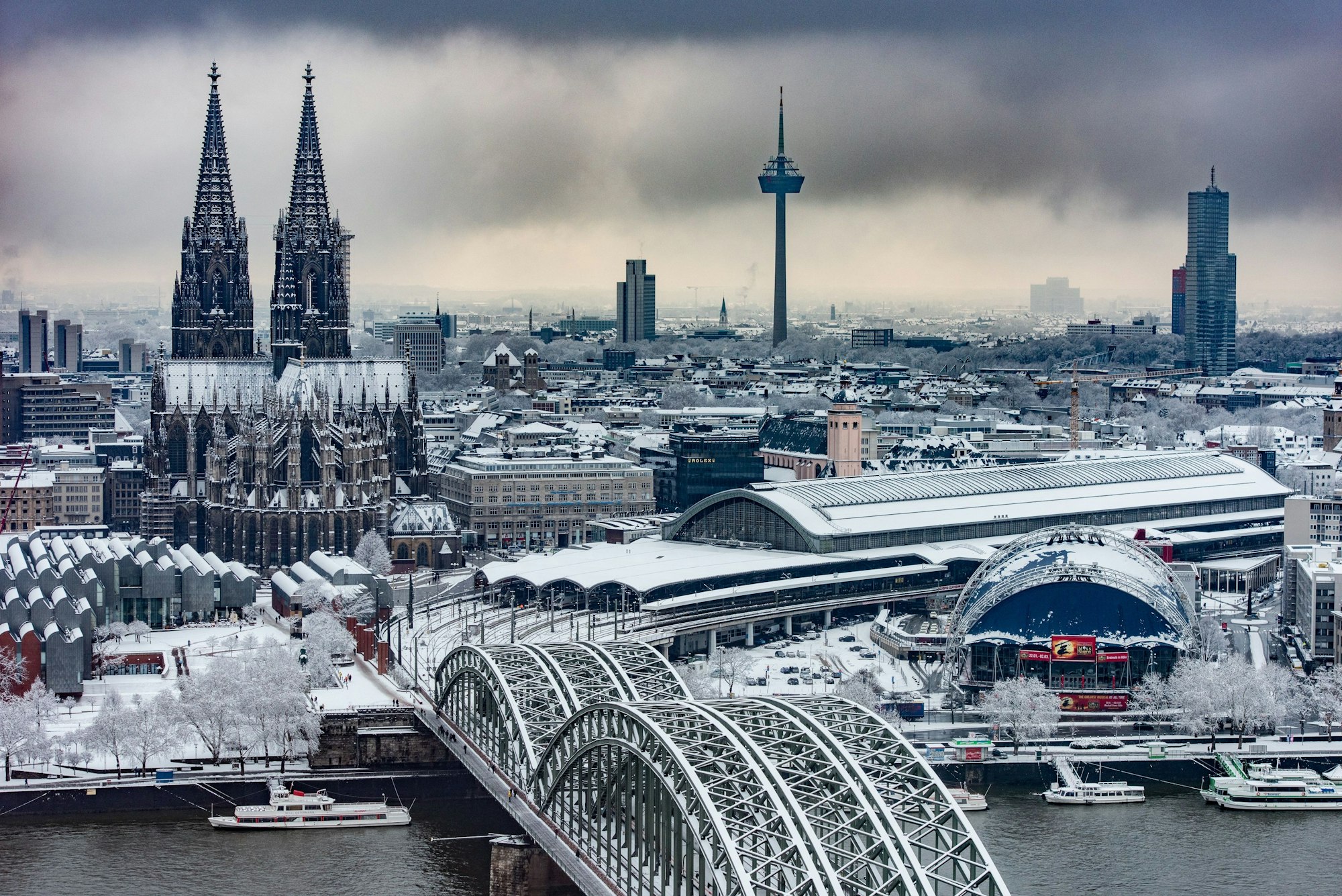 Die Hohenzollernbrücke, der Rhein, der Kölner Dom im verschneiten Köln nach einem Wintereinbruch 2019