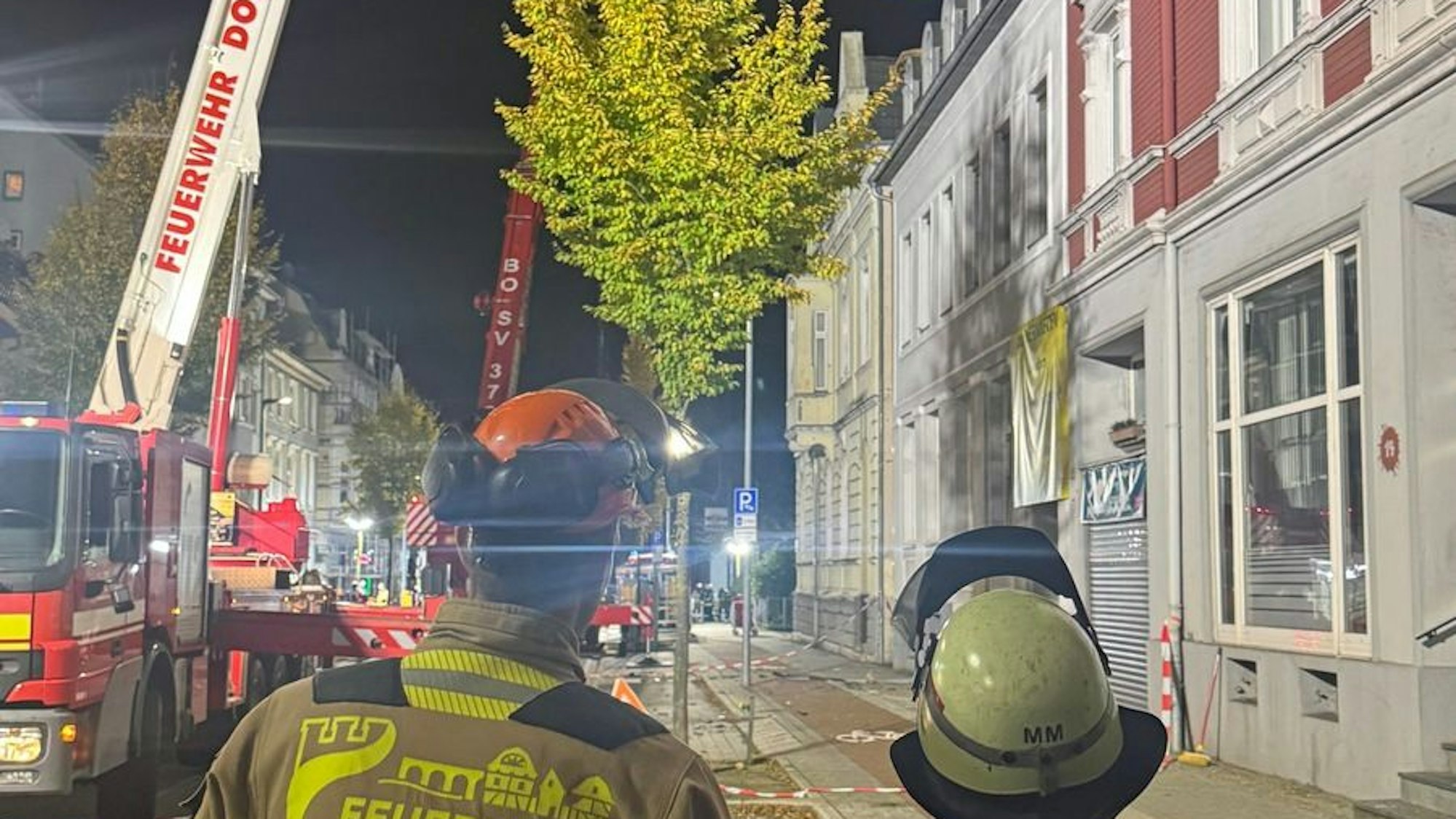 Feuerwehrleute im Einsatz an einem beschädigten Dach.