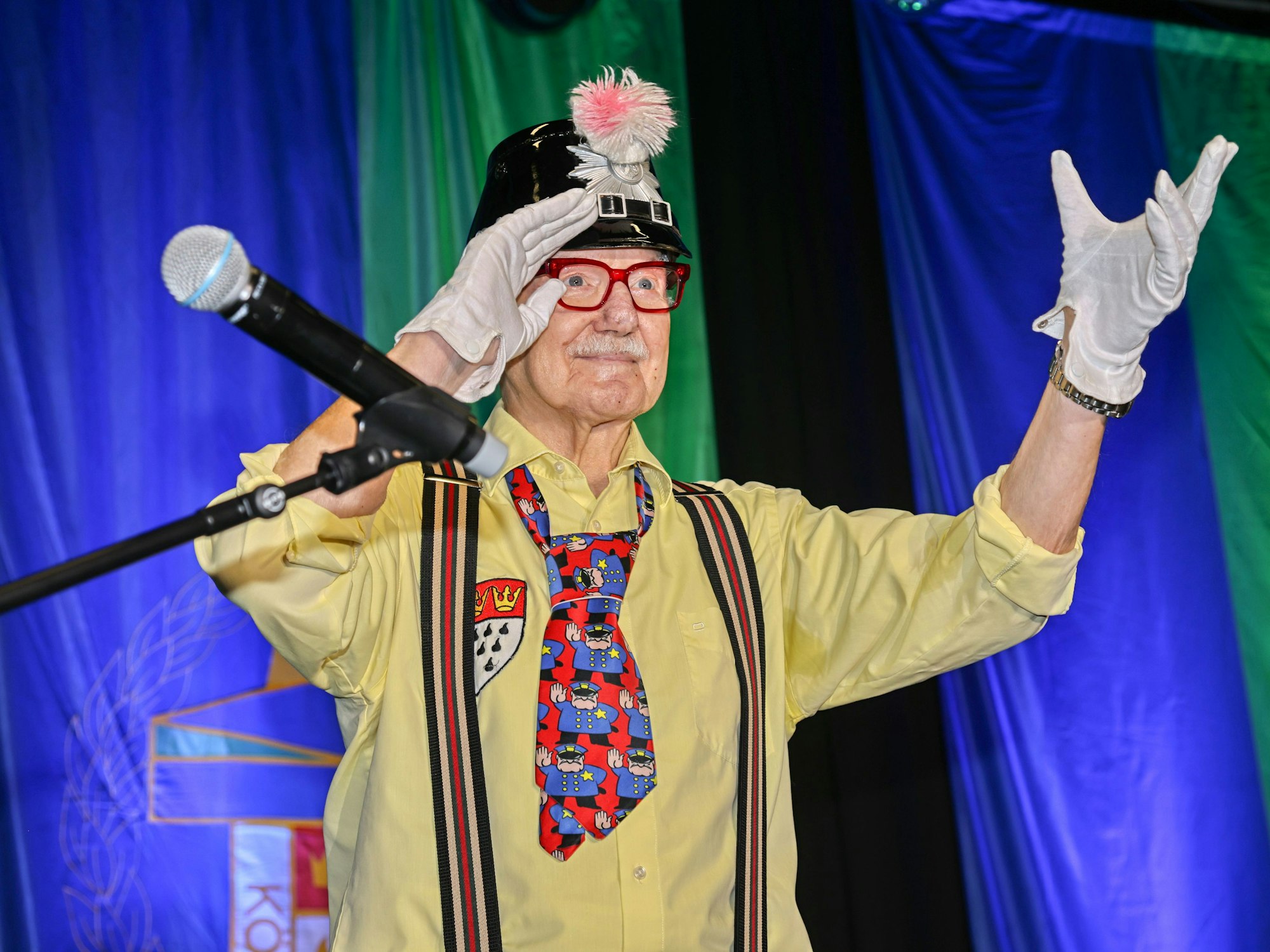 Jupp Menth steht als Kölscher Schutzmann auf der Bühne.