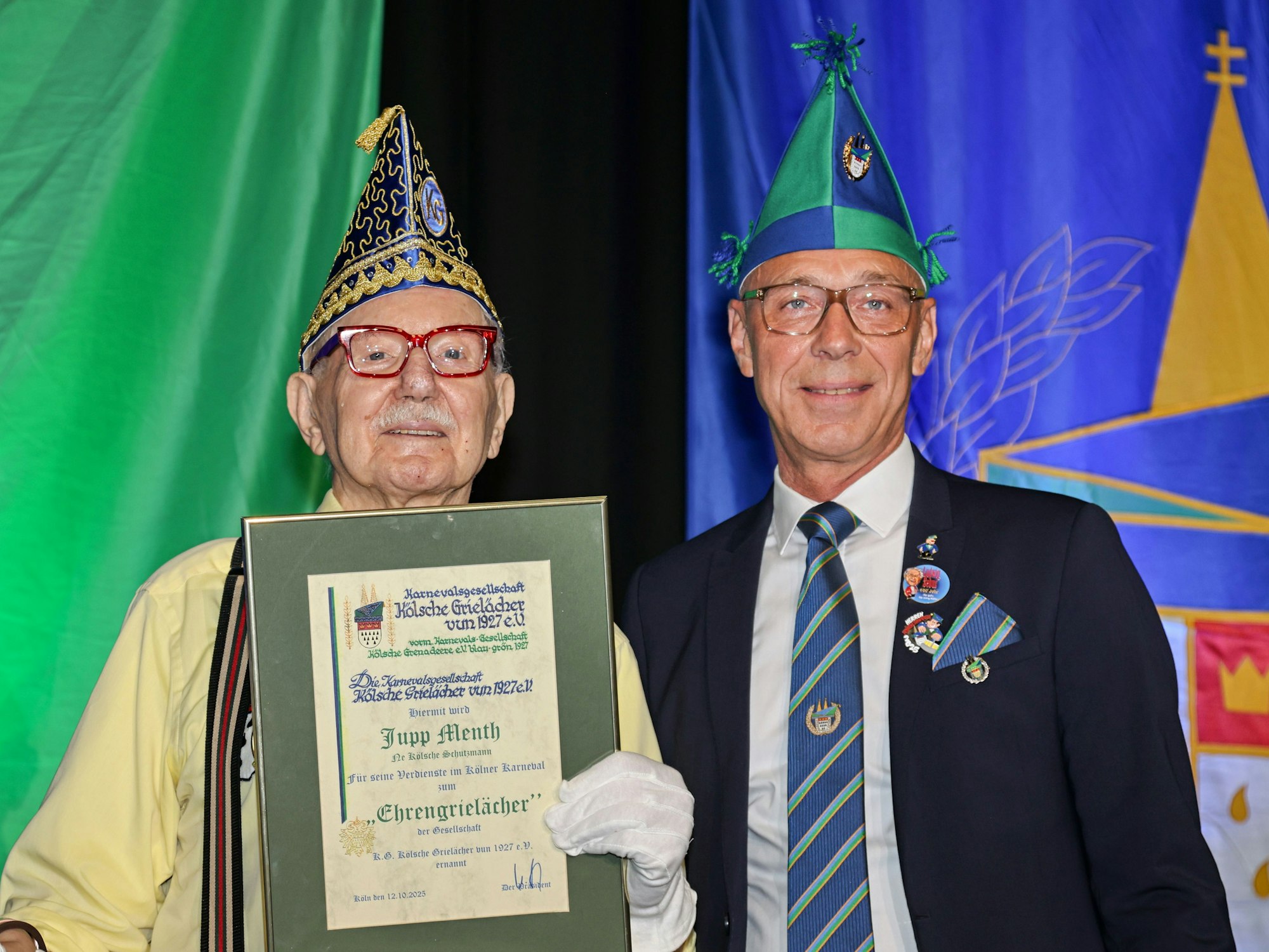 Jupp Menth erhält eine Urkunde von Udo Schaaf.