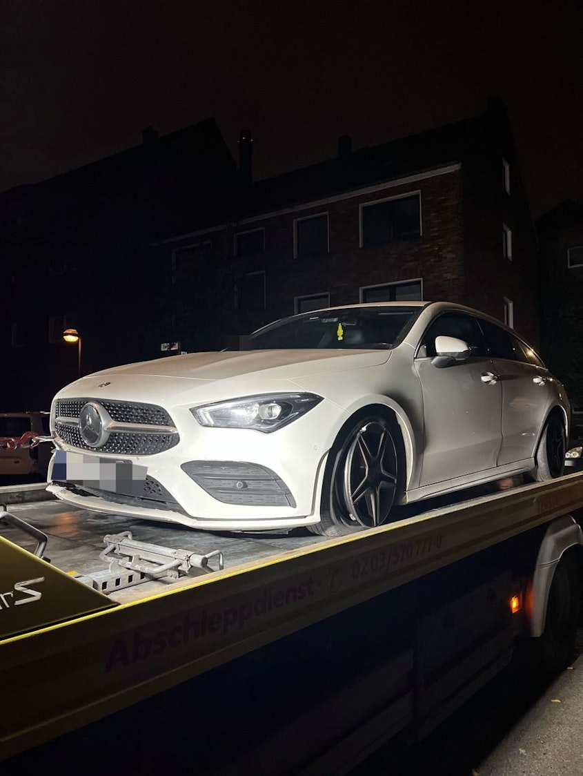 Ein Polizeiauto mit Blaulicht bei einer Verfolgungsjagd.