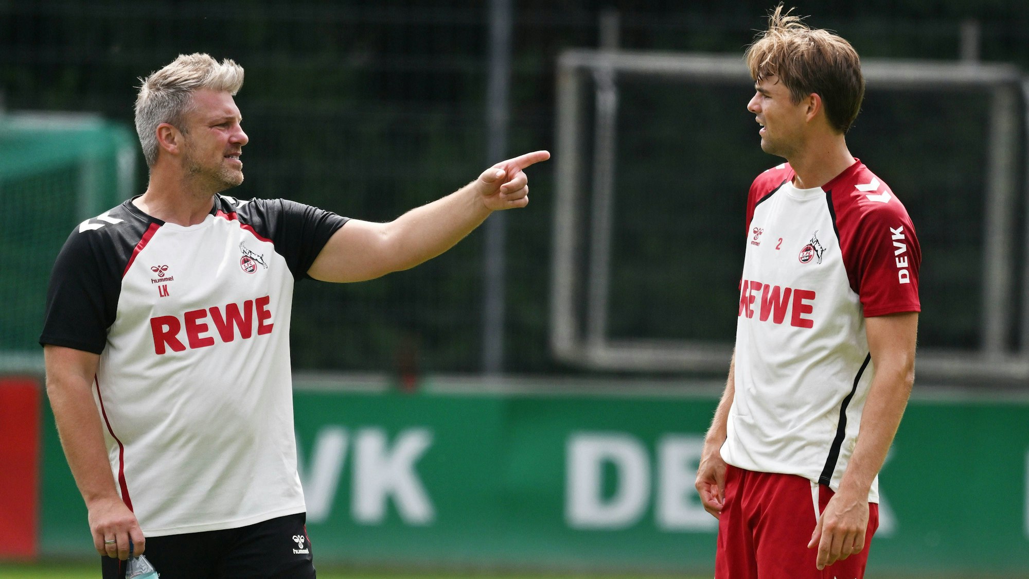 Lukas Kwasniok spricht beim 1. FC Köln im Training mit Joel Schmied.