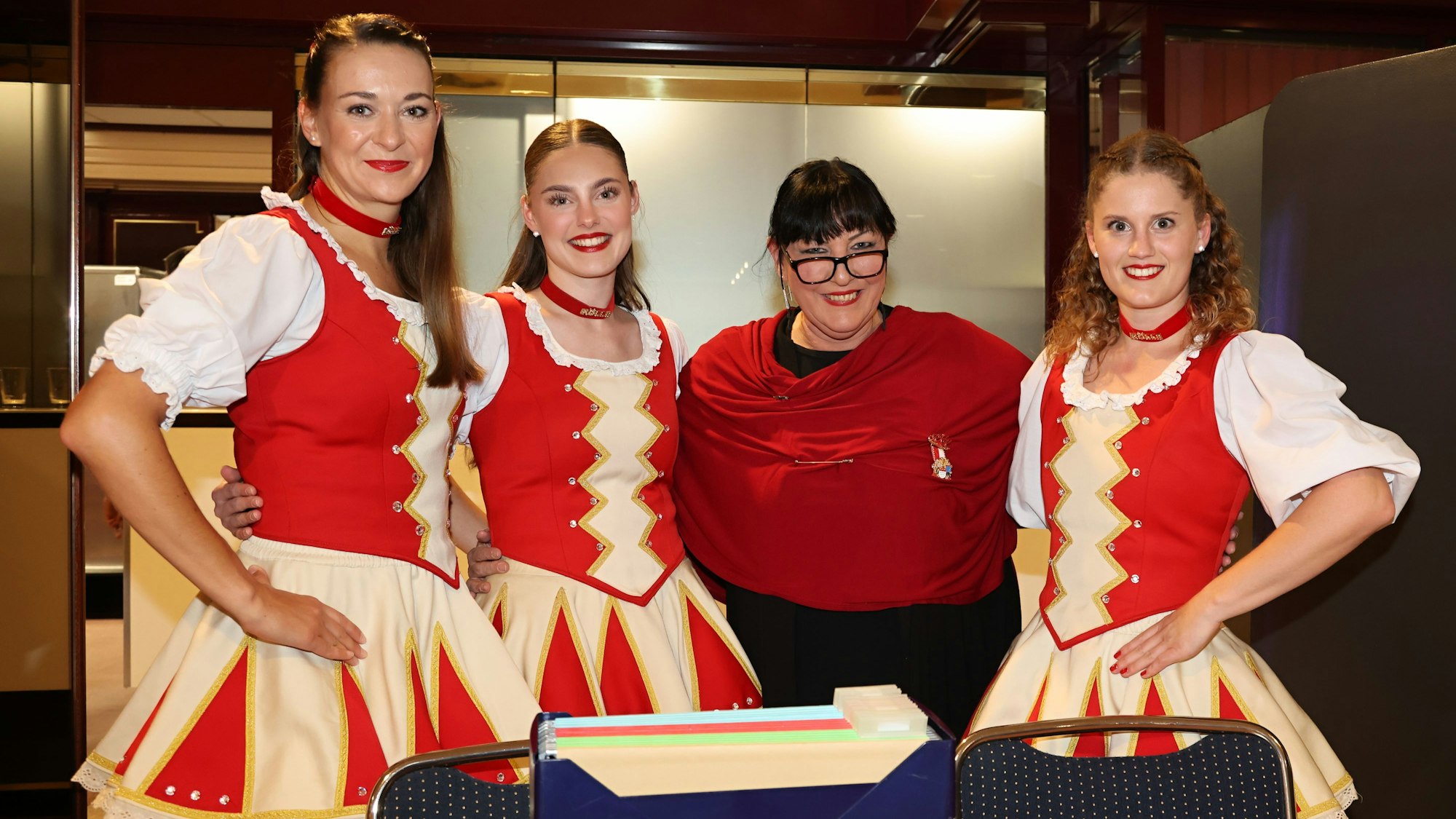 Gabi Elabor steht mit drei Tänzerinnen zusammen.