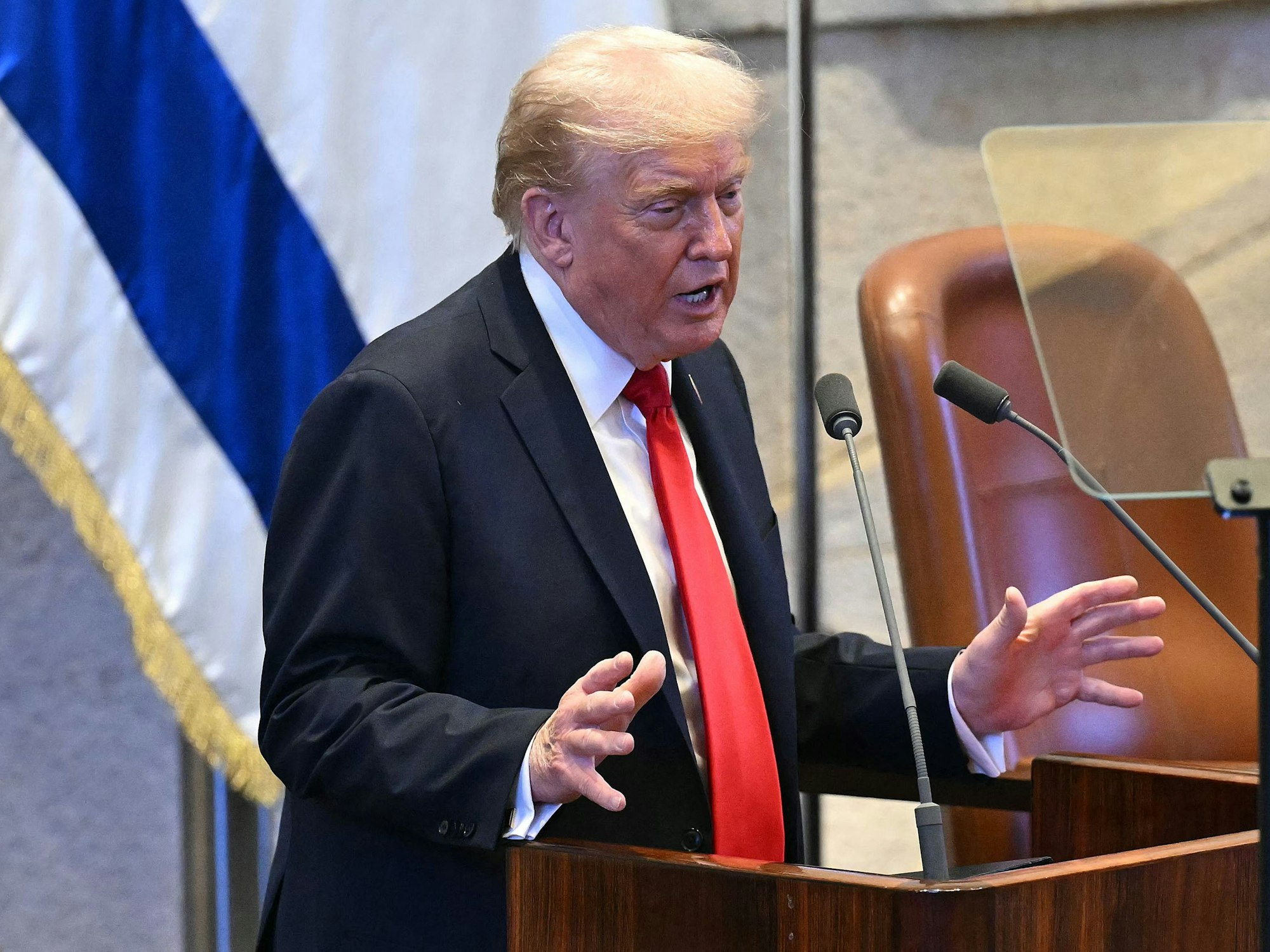 S-Präsident Donald Trump hat die Waffenruhe im Gazastreifen und die Freilassung der dort verbliebenen Geiseln in seiner Rede vor dem Parlament in Jerusalem als „unglaublichen Triumph für Israel und die Welt“ bezeichnet. Es handle sich „nicht nur um das Ende eines Kriegs“, sondern um die „historische Morgenröte eines neuen Nahen Ostens“, sagte Trump