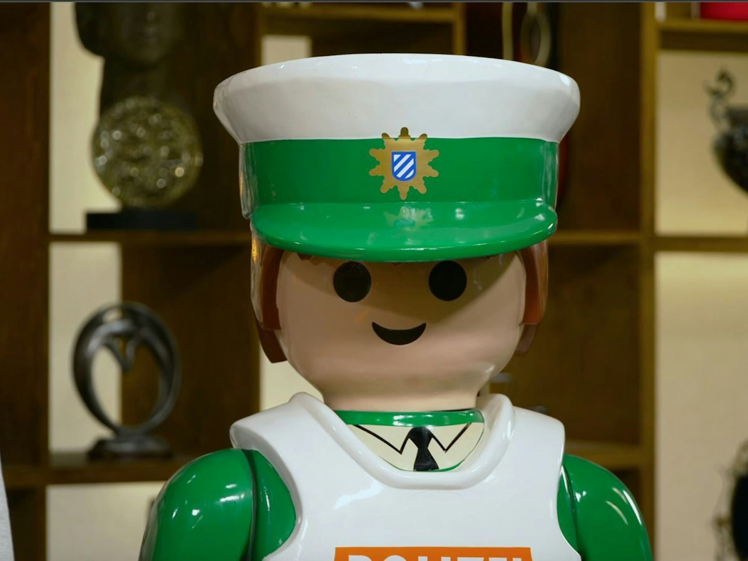Eine Figur trägt eine Polizei-Uniform.