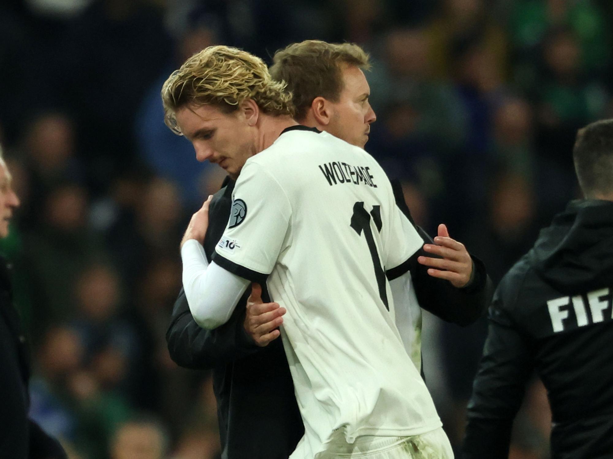Julian Nagelsmann umarmt Nick Woltemade.