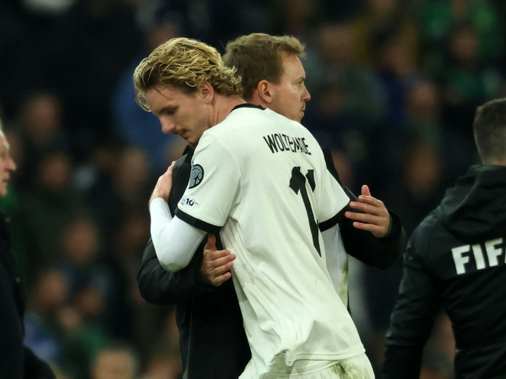 Julian Nagelsmann umarmt Nick Woltemade.