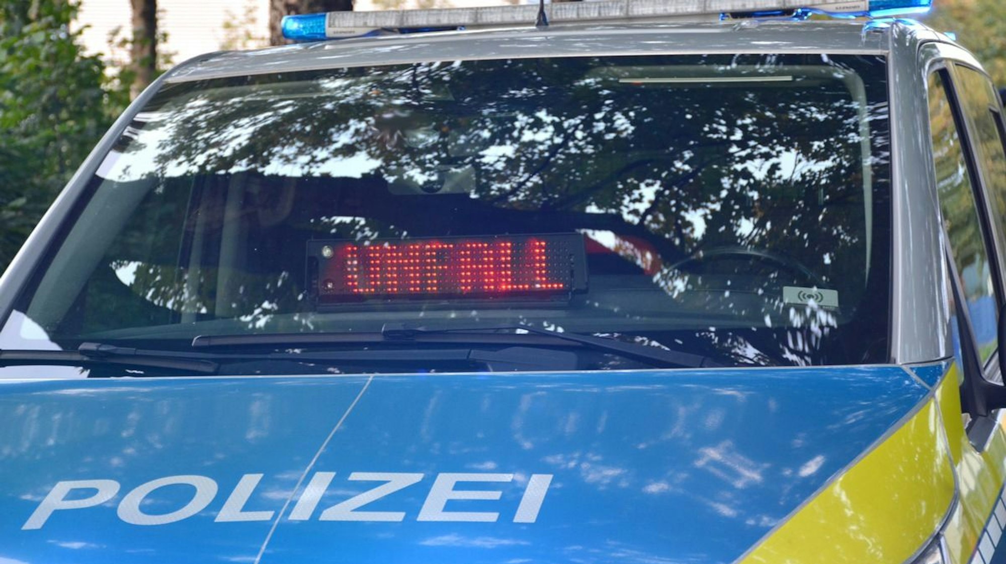 Ein Rettungswagen im Einsatz bei einem Verkehrsunfall.