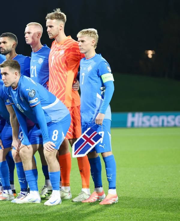 Die Mannschaft von Island steht vor dem Spiel für ein Gruppenfoto bereit.