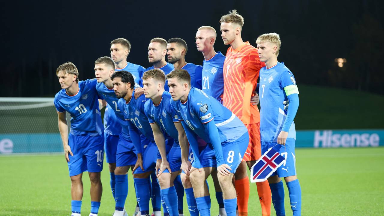 Die Mannschaft von Island steht vor dem Spiel für ein Gruppenfoto bereit.