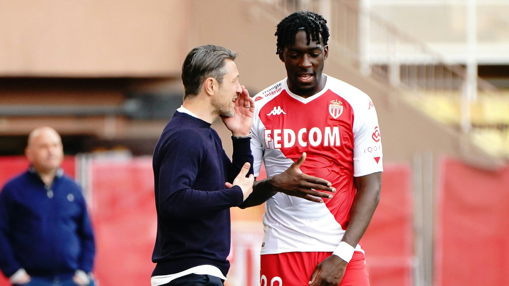 Niko Kovac spricht bei seiner Zeit in Monaco mit Axel Disasi.