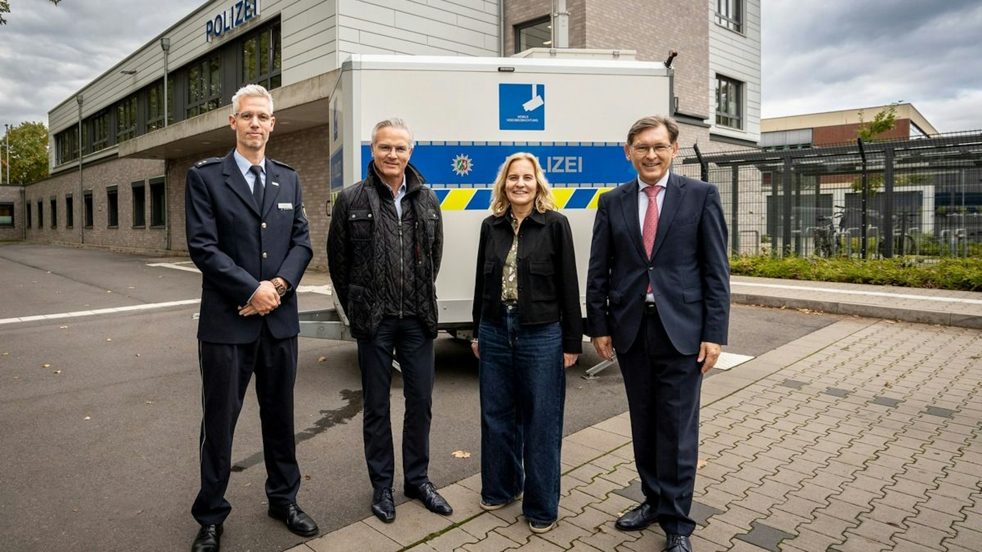 Ein Anhänger der Polizei mit einem ausgefahrenen Mast für die Videoüberwachung.