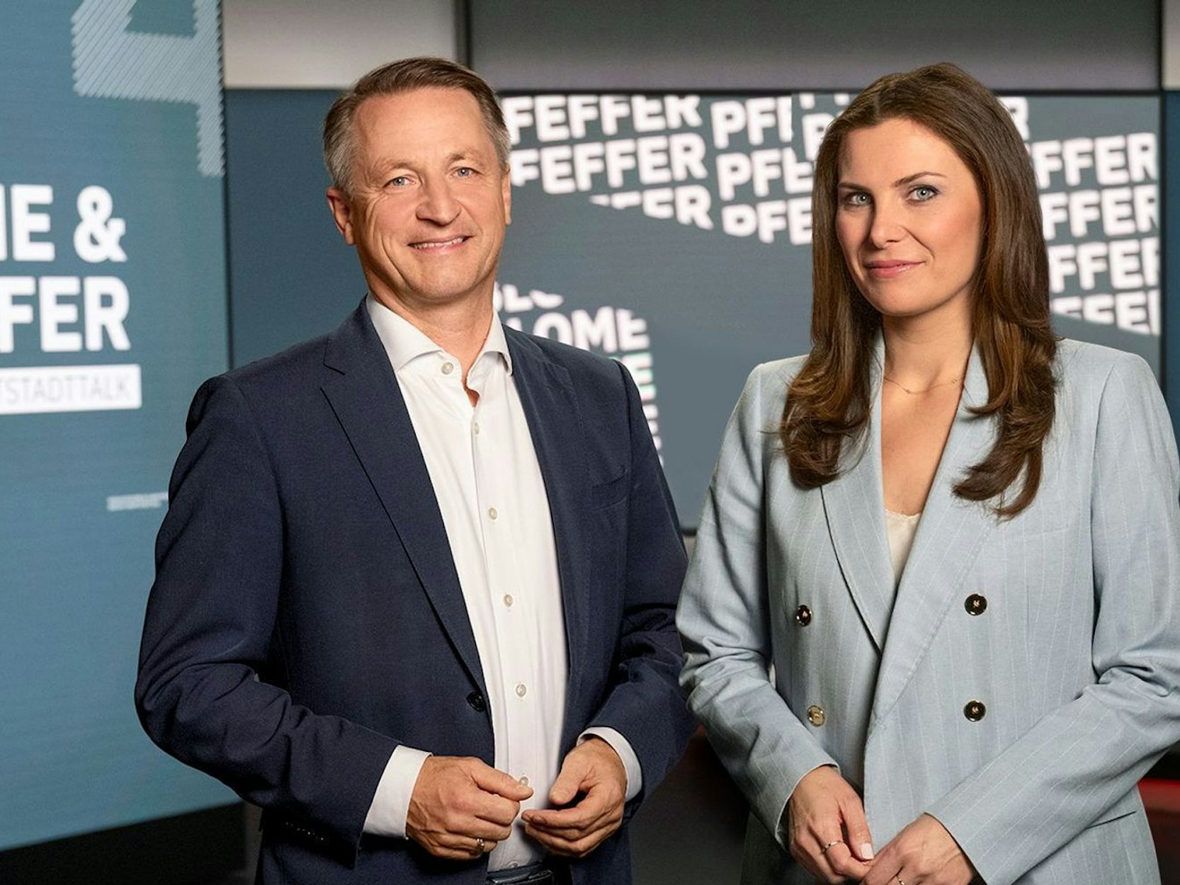 RTL/ntv-Politikchef Nikolaus Blome und Hauptstadtkorrespondentin Clara Pfeffer sprechen ab 13. Oktober jeden zweiten Montag mit zwei politisxhen Gästen 40 Minuten lang über vier Themen. Das Besondere an „Blome & Pfeffer - Der ntv Hauptstadt-Talk“ soll die ehrliche „Küchentisch“-Atmosphäre sein. (Bild: RTL / Philipp Rathmer)