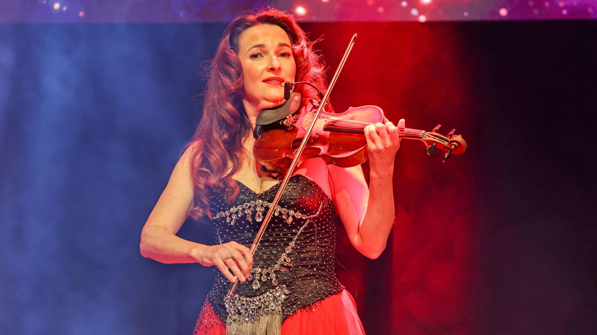 Lydia Streifling beim Auftritt auf der Bühne.