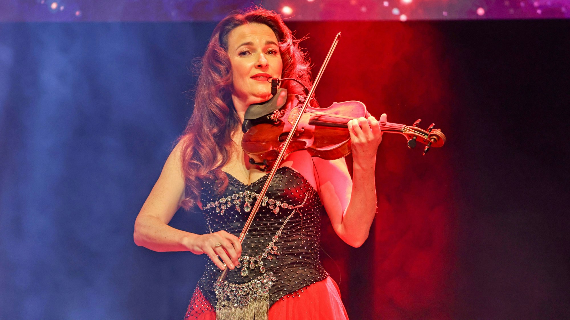 Lydia Streifling beim Auftritt auf der Bühne.