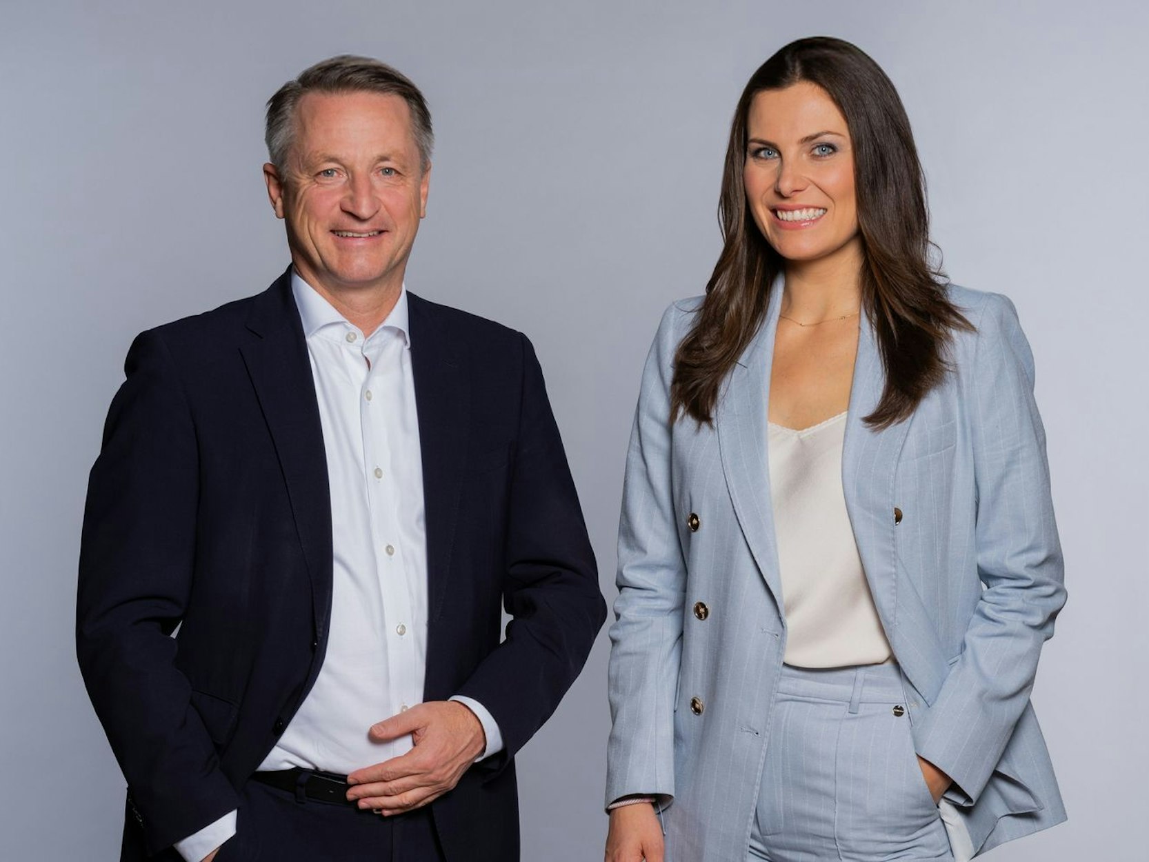 RTL/ntv-Politikchef Nikolaus Blome und Hauptstadtkorrespondentin Clara Pfeffer sprechen ab sofort jeden zweiten Montag um 20.15 Uhr mit zwei Gästen 40 Minuten bei ntv über vier Aufregerthemen. Die beiden Journalisten wollen eine neue Streitkultur ins Talk-Fernsehen bringen. (Bild: RTL / Philipp Rathmer)