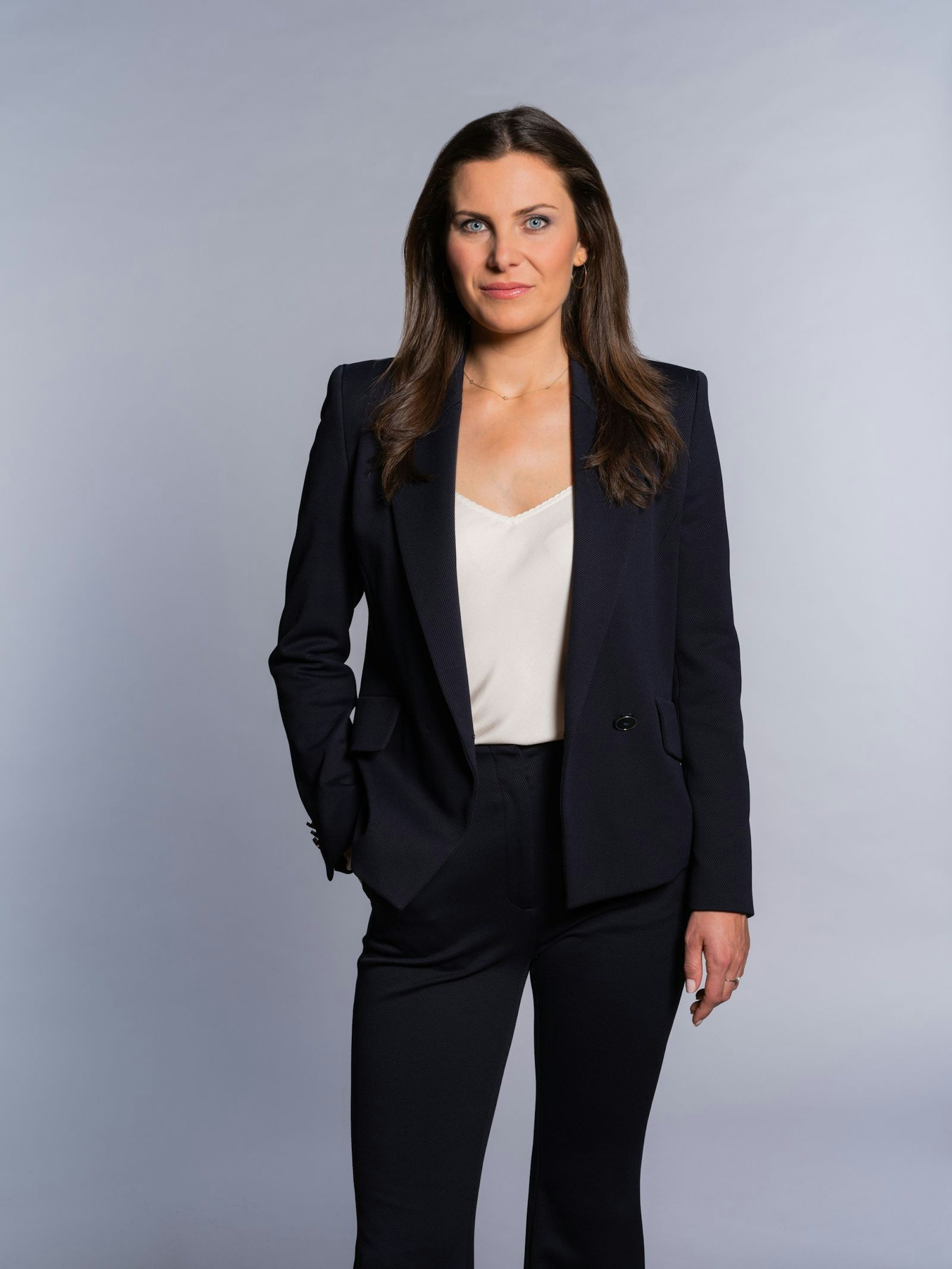 Clara Pfeffer ist Journalistin und Moderatorin und Hauptstadtkorrespondentin von RTL und ntv. Sie ist Kölnerin mit brasilianischen Wurzeln. (Bild: RTL / Philipp Rathmer)