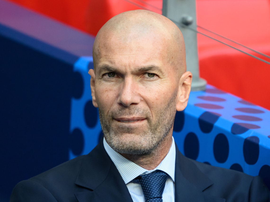 Zinedine Zidane steht im Stadion.