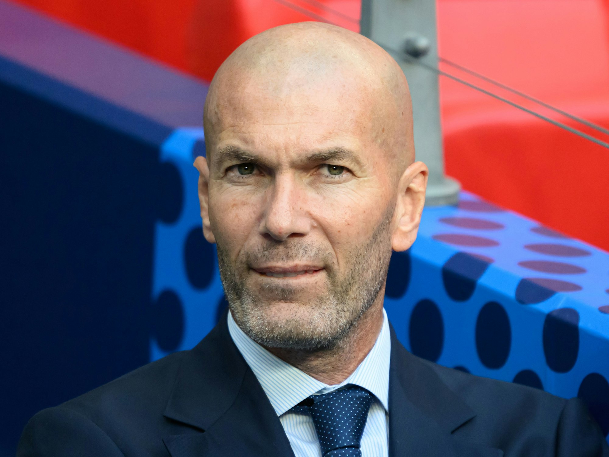 Zinedine Zidane steht im Stadion.