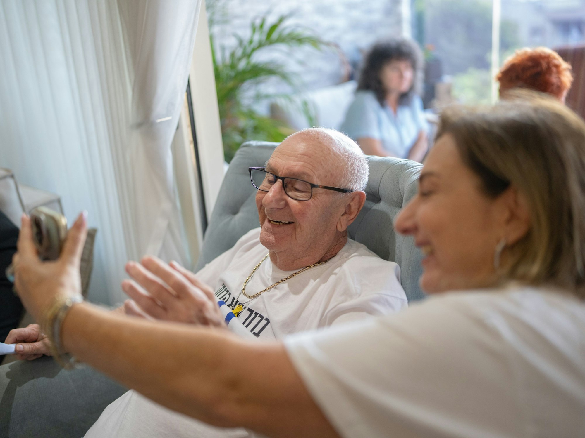 Die Familie der Geisel Bar Kupershtein reagiert auf die Freilassung der ersten Gruppe von Geiseln aus der Gefangenschaft der islamistischen Terrororganisation Hamas in Gaza.