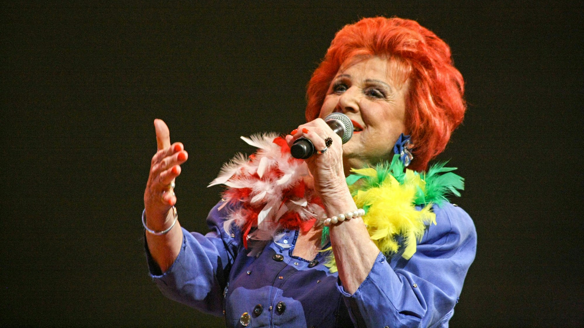 Marie Luise Nikuta beim Auftritt auf der Bühne.