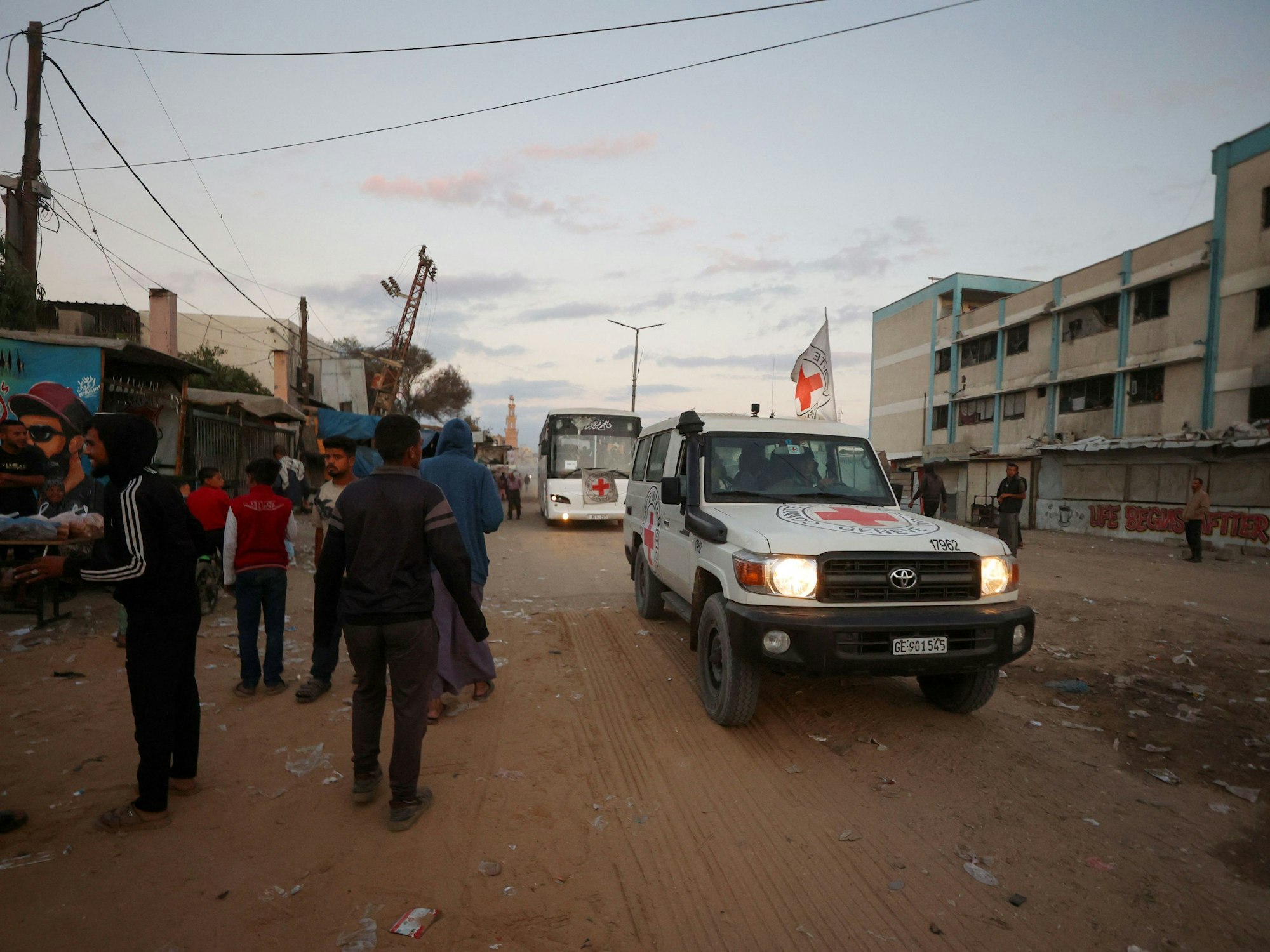 Das Internationale Rote Kreuz nahm die Geiseln in Empfang und brachte sie in ein israelisches Militärlager zu den Angehörigen.