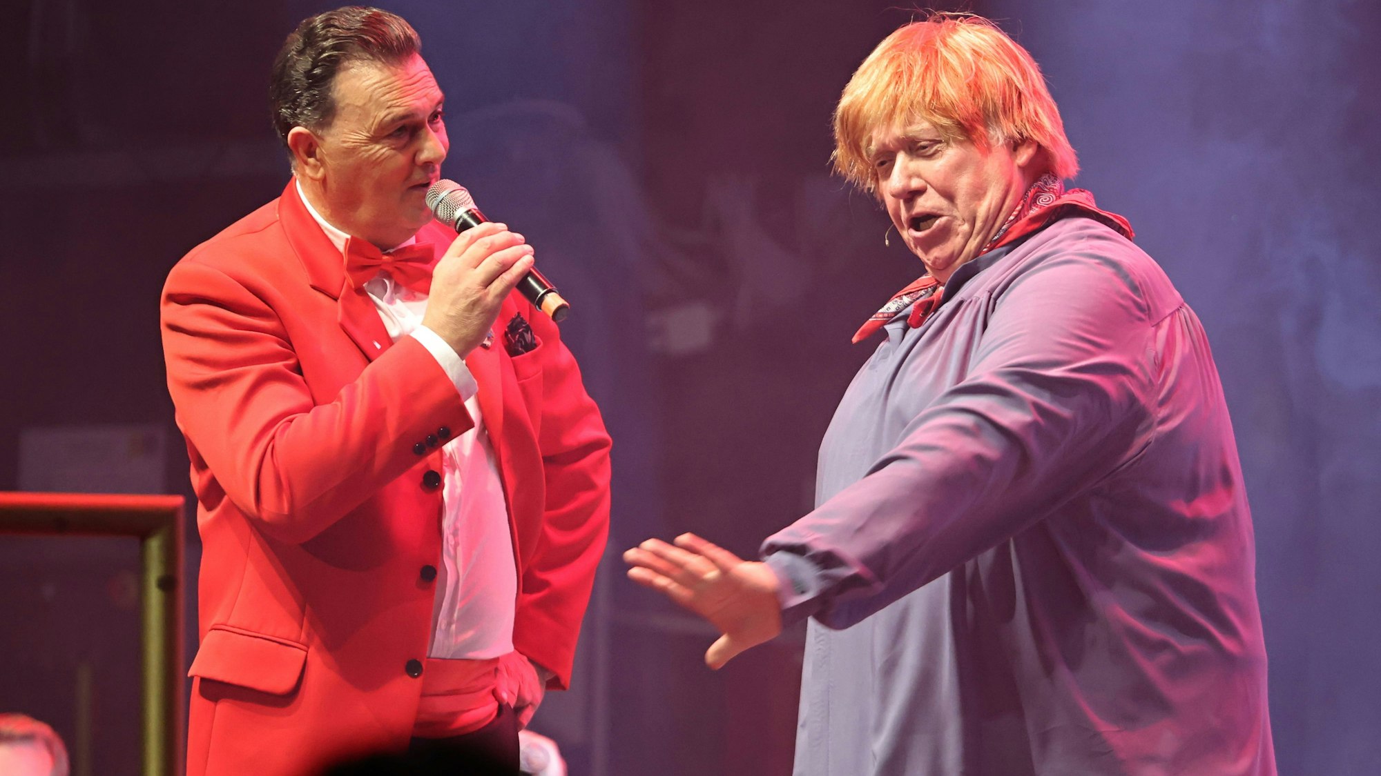 Die Moderatoren Robert Greven und Udo Müller auf der Bühne.