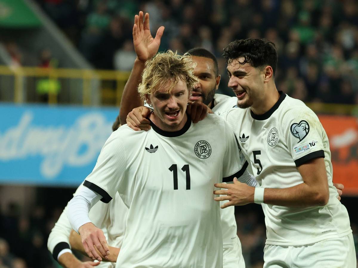 Nick Woltemade (l.) feiert seinen Treffer zum 0:1 mit Jonathan Tah und Aleksandar Pavlović.