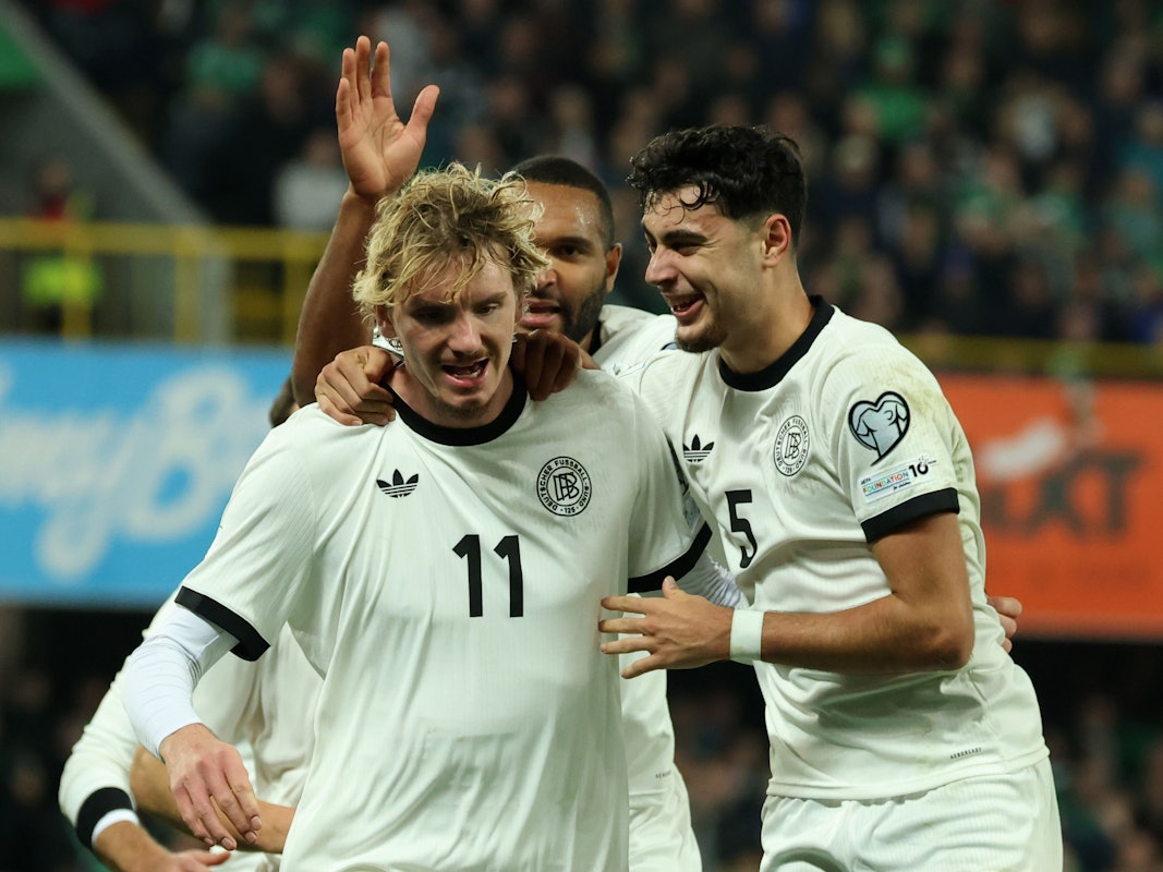 Nick Woltemade (l.) feiert seinen Treffer zum 0:1 mit Jonathan Tah und Aleksandar Pavlović.