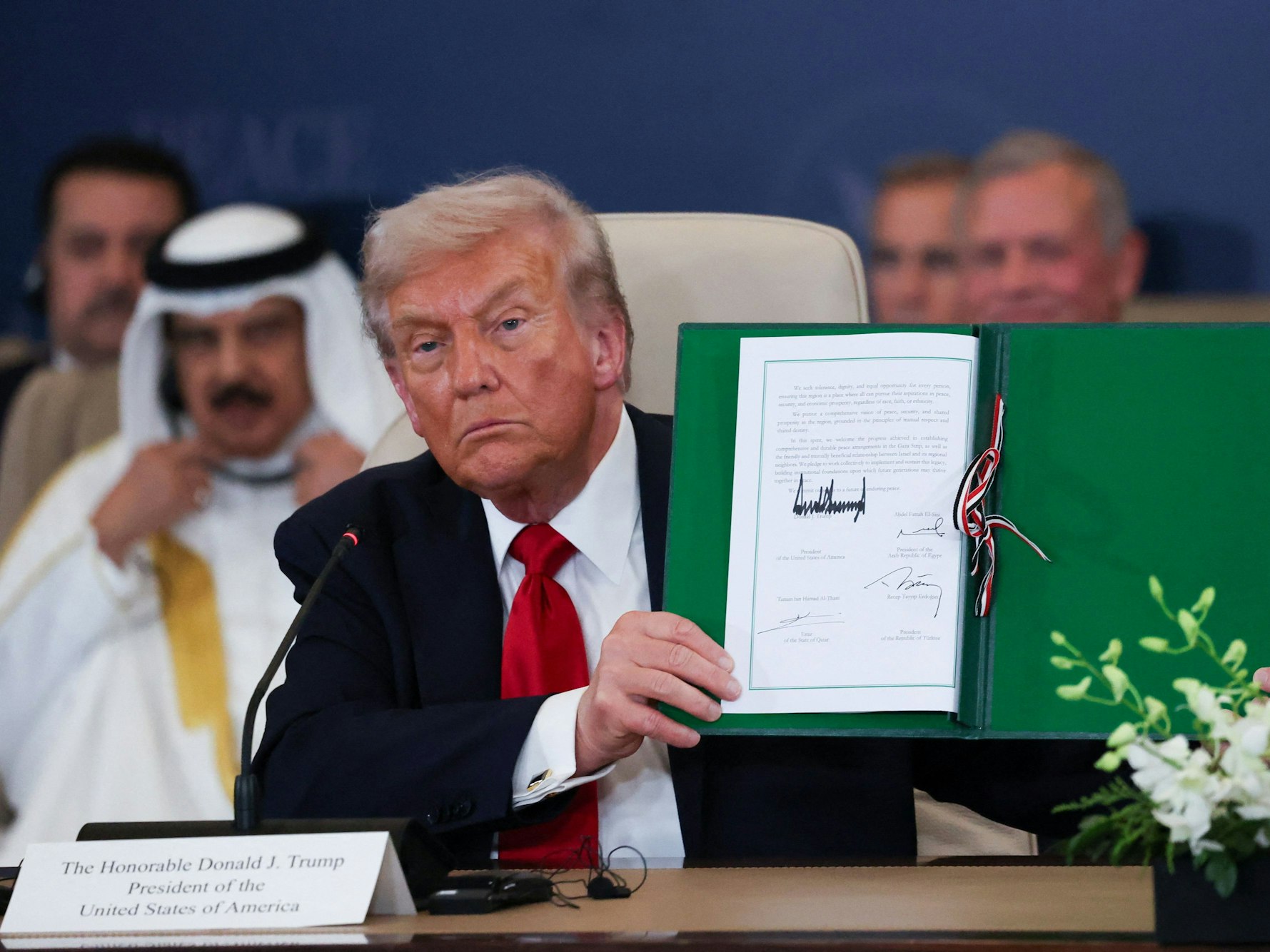 US-Präsident Donald Trump hält ein unterschriebenes Schriftstück in die Kamera.
