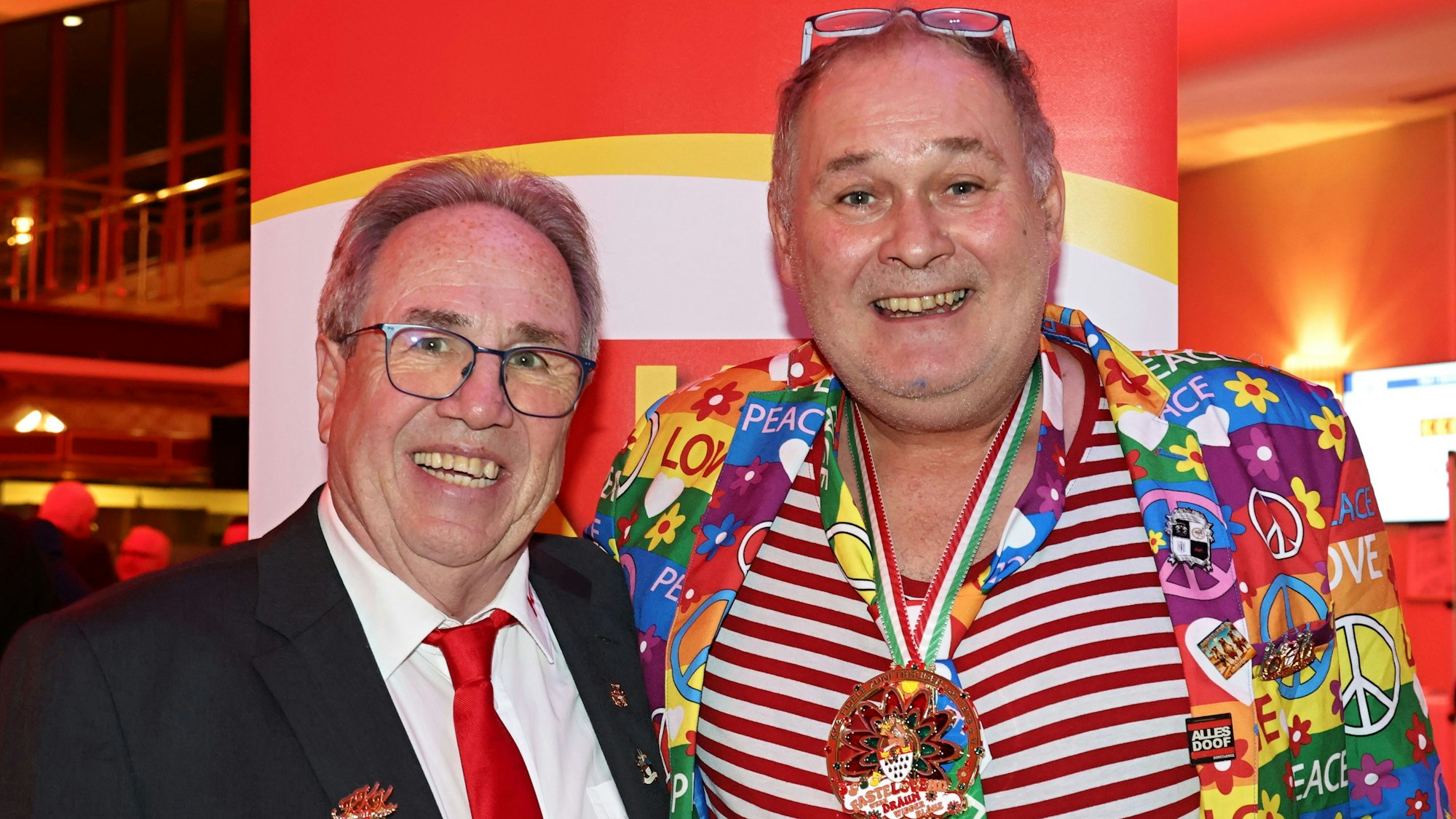 Theo Schäfges umarmt Walter Lehnertz.