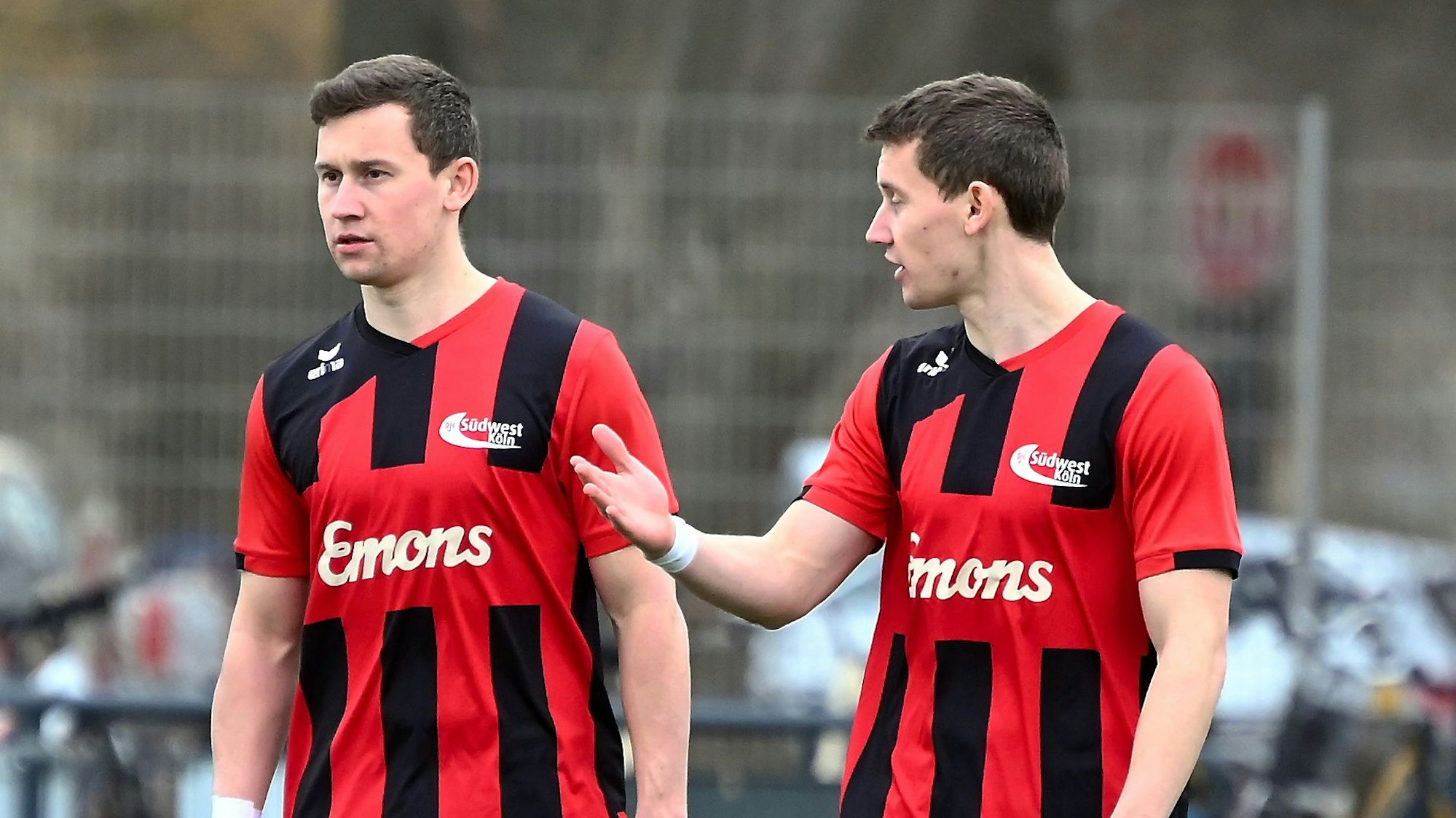 Philipp (r.) und Hendrik Graf im Trikot von DJK Südwest.