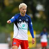 Noah Katterbach zeigt an, wohin er den Ball gespielt haben möchte.